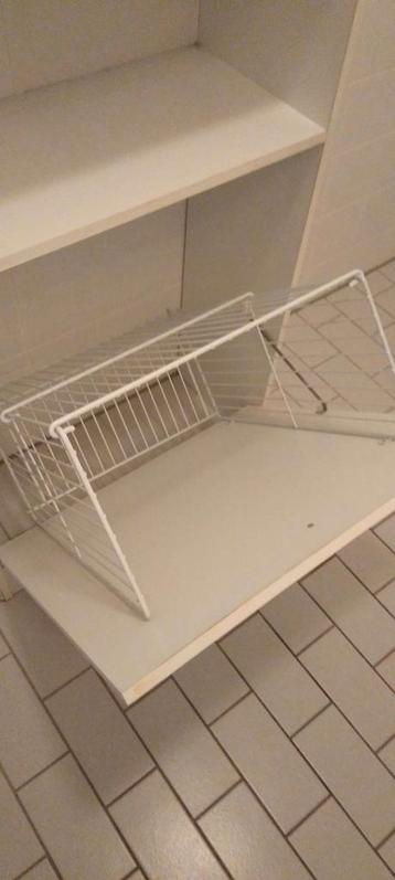 Badkamer kast met gebruikssporen 