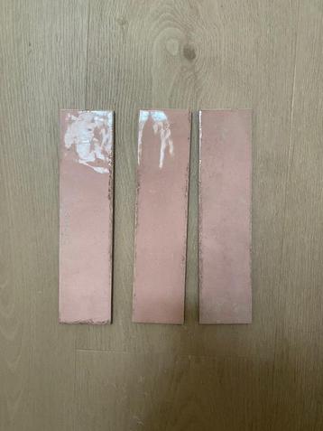 Tegels (oud roze) beschikbaar voor biedingen