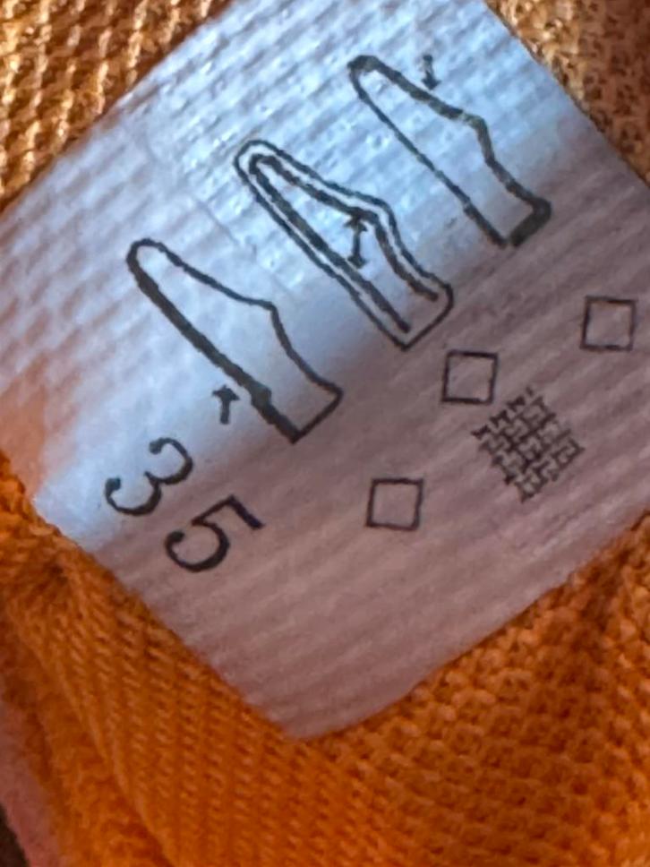 Te koop; voetbalschoenen en scheenbeschermers, Sport en Fitness, Voetbal, Gebruikt, Schoenen, Maat XS of kleiner, Ophalen