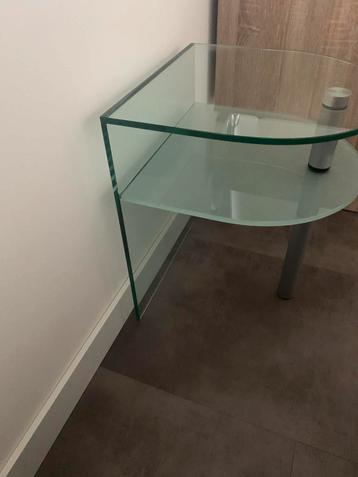 Glazen Nachtkastje beschikbaar voor biedingen