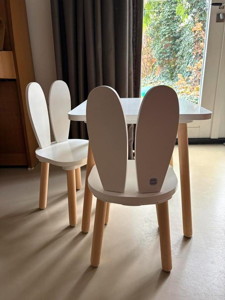 Petite Amelie set stoeltjes en tafeltje konijntjes, Kinderen en Baby's, Kinderkamer | Tafels en Stoelen, Gebruikt, Tafel(s) en Stoel(en)
