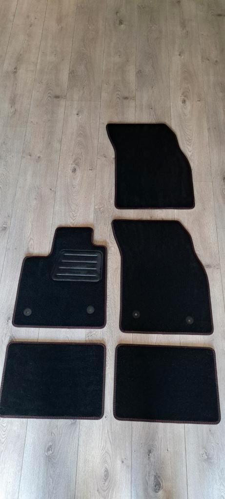 AutoMatten set zwart (rood gestikt) Ford Focus Station >2018, Auto-onderdelen, Interieur en Bekleding, Ford, Nieuw, Ophalen