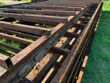 IPE 160 profielen onder stalen frames van 3 bij 10 meter beschikbaar voor biedingen