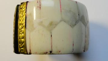 Oude brede armband met mozaïek van been beschikbaar voor biedingen