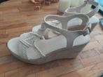 Sandaal sleehak beige 41, Ophalen of Verzenden, Zo goed als nieuw, Beige, Sandalen of Muiltjes