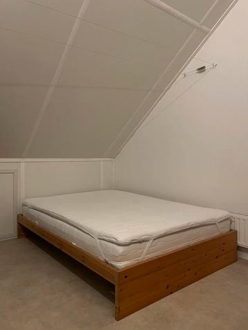 Stevig houten bed incl matras en topper 140x200cm als nieuw