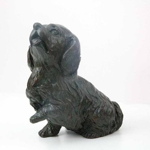 Bronzen beeld - Lief hondje in speelse pose (22 cm), Huis en Inrichting, Woonaccessoires | Overige, Zo goed als nieuw, Ophalen of Verzenden