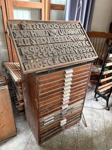 Antieke Zetkast met Letters en Zetstukjes beschikbaar voor biedingen