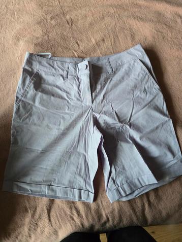 Korte broek lila beschikbaar voor biedingen