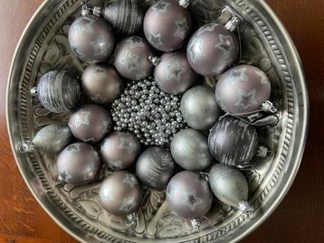 Kerstballen en kralen slinger. beschikbaar voor biedingen