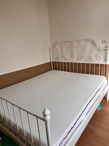 Tweepersoonsbed, wit metalen bedframe beschikbaar voor biedingen