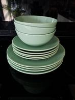 Borden en schaaltjes. L.groen 2 grote borden iets beschadigd, Antiek en Kunst, Antiek | Servies compleet, Ophalen
