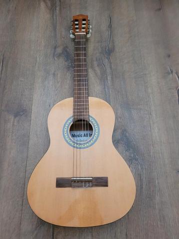 Akoestische gitaar incl hoes en stemmer beschikbaar voor biedingen