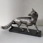 Beeld: Vos in antiek zilver op granieten sokkel of brons