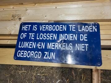 Aluminium bord en 1 houten bordje beschikbaar voor biedingen