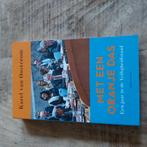 Karel van Oosterom - Met een oranje das, Boeken, Ophalen of Verzenden, Zo goed als nieuw, Karel van Oosterom