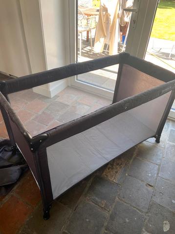 Campingbed, reisbedje prenatal met extra matras beschikbaar voor biedingen