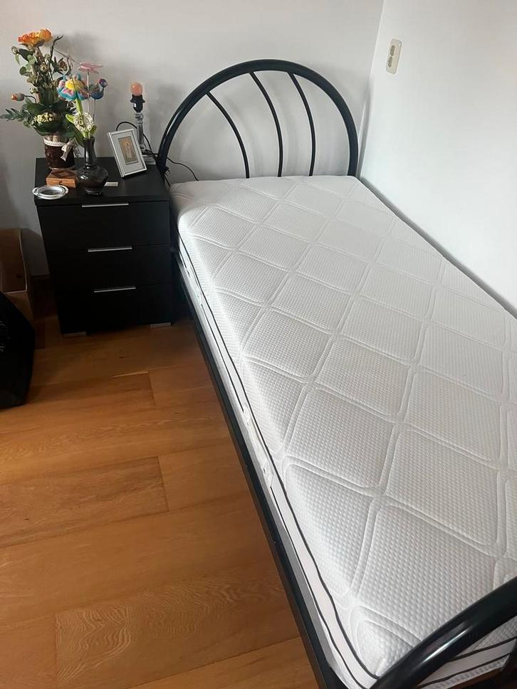Eenpersoonsbed met nachtkastje - Zwart, Huis en Inrichting, Slaapkamer | Bedden, Zo goed als nieuw, Eenpersoons, 90 cm, 200 cm