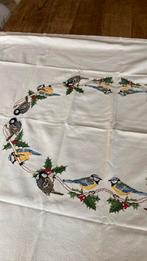 Schitterend tafelkleed geborduurd Kerst Vogels Brocante, Ophalen of Verzenden, Zo goed als nieuw, Rechthoek, Binnen