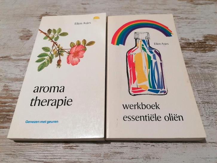 AROMATHERAPIE 2-TWEE BOEKEN SAMEN Werkboek essentiële oliën, Boeken, Overige Boeken, Zo goed als nieuw, Ophalen of Verzenden