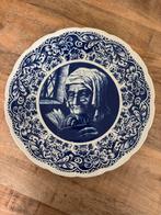 Boch Delfts Blauw Wandbord “Lezende Oude Vrouw” – ca. 39 cm, Antiek en Kunst, Ophalen