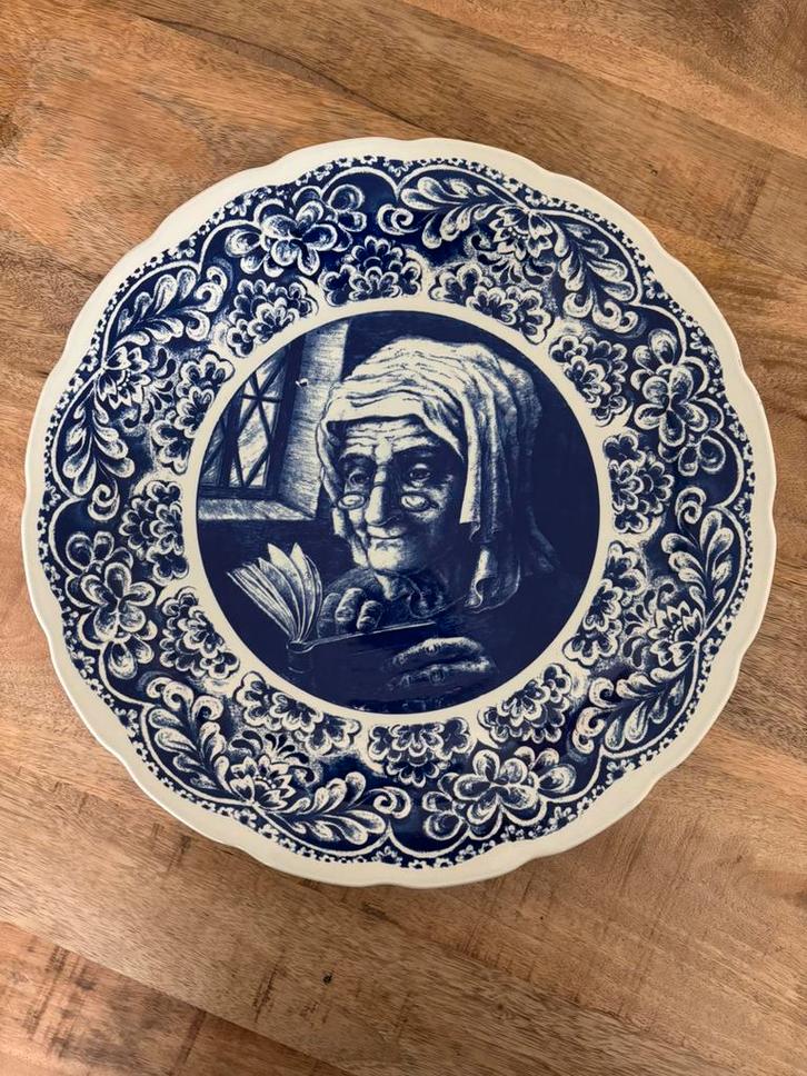 Boch Delfts Blauw Wandbord “Lezende Oude Vrouw” – ca. 39 cm, Antiek en Kunst, Antiek | Wandborden en Tegels, Ophalen