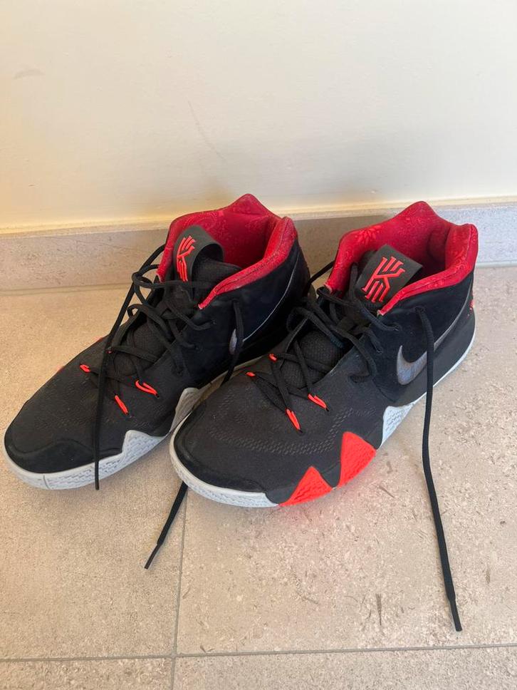 Nike Kyrie 4 Black/University Red – Maat 45.5, Sport en Fitness, Basketbal, Zo goed als nieuw, Schoenen, Ophalen of Verzenden