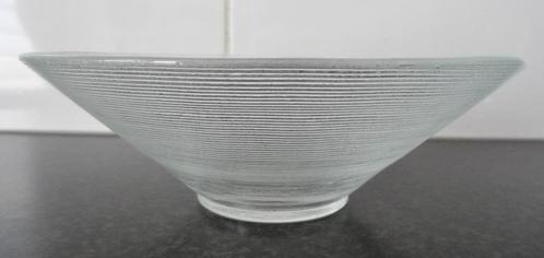 Mooie glazen schaal met reliëf, Huis en Inrichting, Woonaccessoires | Schalen en Manden, Zo goed als nieuw, Schaal, Rond, Glas