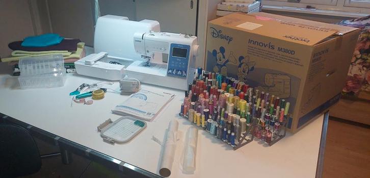 Brother Innov-is M380D D, naai- en borduurmachine, Hobby en Vrije tijd, Borduren en Borduurmachines, Zo goed als nieuw, Borduurmachine