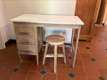 Kinder bureautje brocante retro beschikbaar voor biedingen