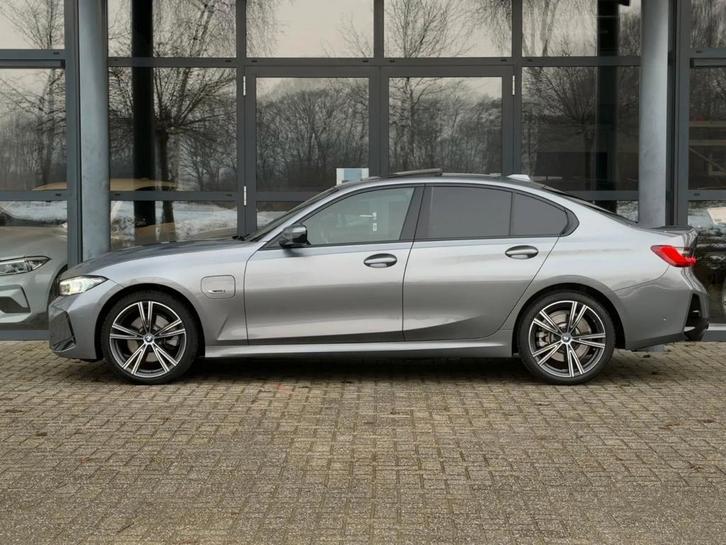 BMW 3-Serie 320e 204pk Aut 2023 Grijs, Auto's, BMW, Bedrijf, 3-Serie, Hybride Elektrisch/Benzine, Plug-in hybride, A, Sedan, Automaat