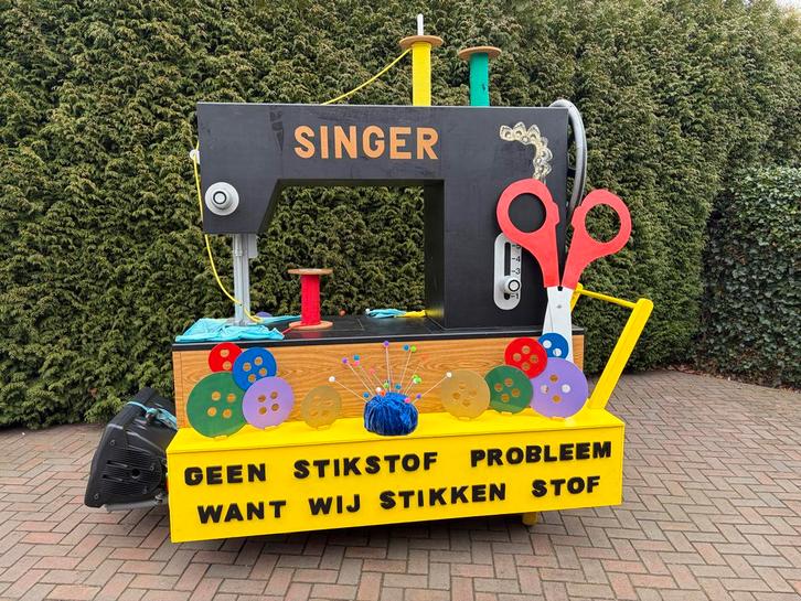 Naaimachine voor loopgroep - gratis - moet weg, Kleding | Heren, Carnavalskleding en Feestkleding, Zo goed als nieuw, Accessoires