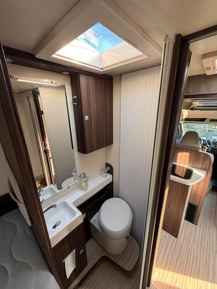 Benimar Tessoro 463, 5 gordelplaatsen, zeer lage kmstand, Caravans en Kamperen, Campers, Particulier, tot en met 5, Half-integraal