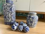 Blauw-witte porseleinen vazen + 6 decoratie ballen, Overige materialen, 25 tot 50 cm, Ophalen of Verzenden, Zo goed als nieuw