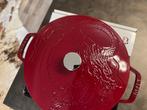 Nieuwe Staub braadpan 24 cm Dragon Bordeaux rood, Huis en Inrichting, Keuken | Potten en Pannen, Gietijzer, Nieuw, Ophalen of Verzenden