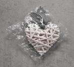 NIEUW wit decoratie HART met geruit lint, Ophalen of Verzenden, Nieuw