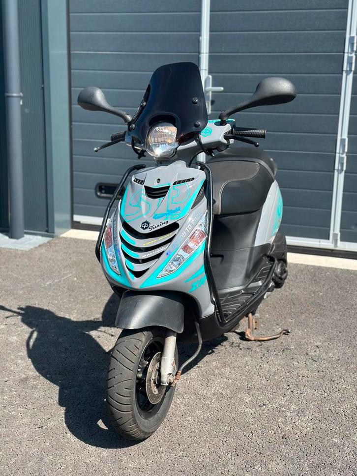 Piaggio Zip 2000(model 2011)4-takt bromscooter in Nardo Grey, Fietsen en Brommers, Scooters | Overige merken, Zo goed als nieuw