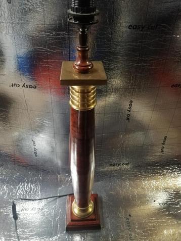 Elegante Houten Lamp beschikbaar voor biedingen