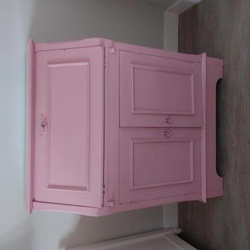 Leuke roze secretaire  beschikbaar voor biedingen