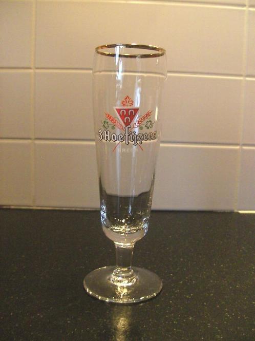 Bierglas op voet van 3 Hoefijzers Breda, Verzamelen, Glas en Borrelglaasjes, Zo goed als nieuw, Bierglas, Ophalen of Verzenden