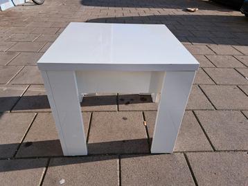 Kleine vierkante witte tafel, stabiel, hoogglans, tafeltje beschikbaar voor biedingen