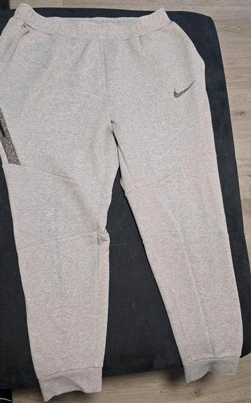 NIKE TECH FLEECE BROEK SE MAAT XXL beschikbaar voor biedingen