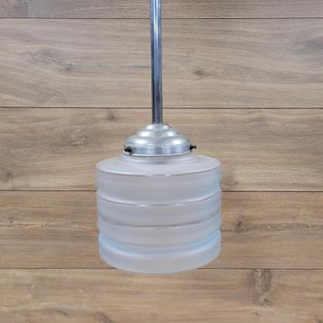 Art Deco hanglamp met glazen gegolfde kap uit Frankrijk beschikbaar voor biedingen