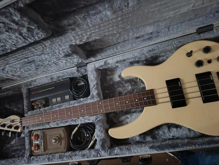 Washburn Force B40EQ Basgitaar - 1985 (Japan), Muziek en Instrumenten, Snaarinstrumenten | Gitaren | Bas, Gebruikt, Elektrisch