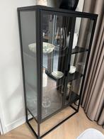 Jysk zwart staal vitrinekast - VIRUM, Huis en Inrichting, Zo goed als nieuw, 150 tot 200 cm, 25 tot 50 cm, 50 tot 100 cm