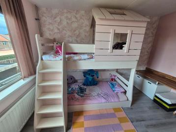 Leuk stapelbed met huisje beschikbaar voor biedingen