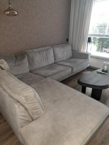 Lichtgrijze hoekbank 290x230cm beschikbaar voor biedingen