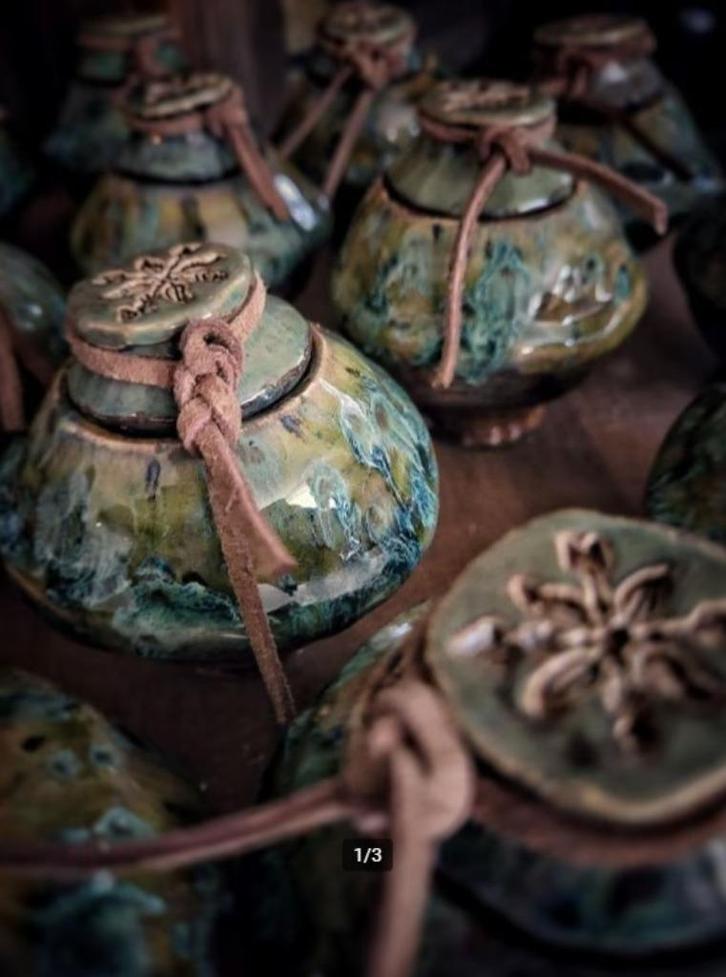 Handgemaakte keramieken tempelpotje EARTH, Antiek en Kunst, Kunst | Overige Kunst, Ophalen of Verzenden