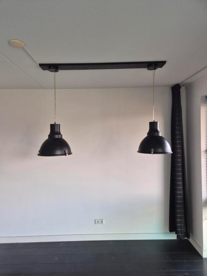 Zwarte hanglamp - Industrieel design, Huis en Inrichting, Lampen | Hanglampen, Zo goed als nieuw, 50 tot 75 cm, Glas, Metaal, Ophalen