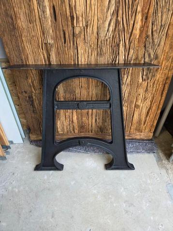 2 gietijzeren poten voor eettafel beschikbaar voor biedingen